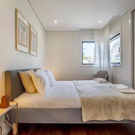 Nomads Lux - 2bdr & Parking Flores Square Apartment