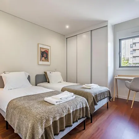 Nomads Lux - 2bdr & Parking Flores Square Apartment Porto