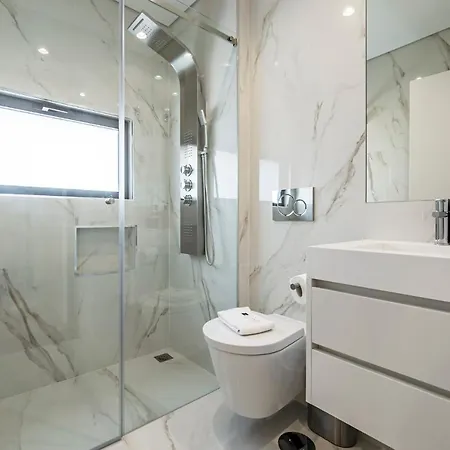 Nomads Lux - 2bdr & Parking Flores Square Apartment Porto