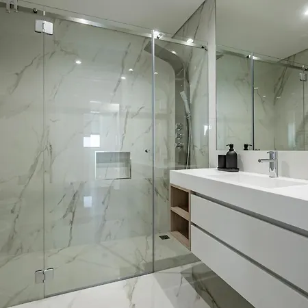 Nomads Lux - 2bdr & Parking Flores Square Apartment *